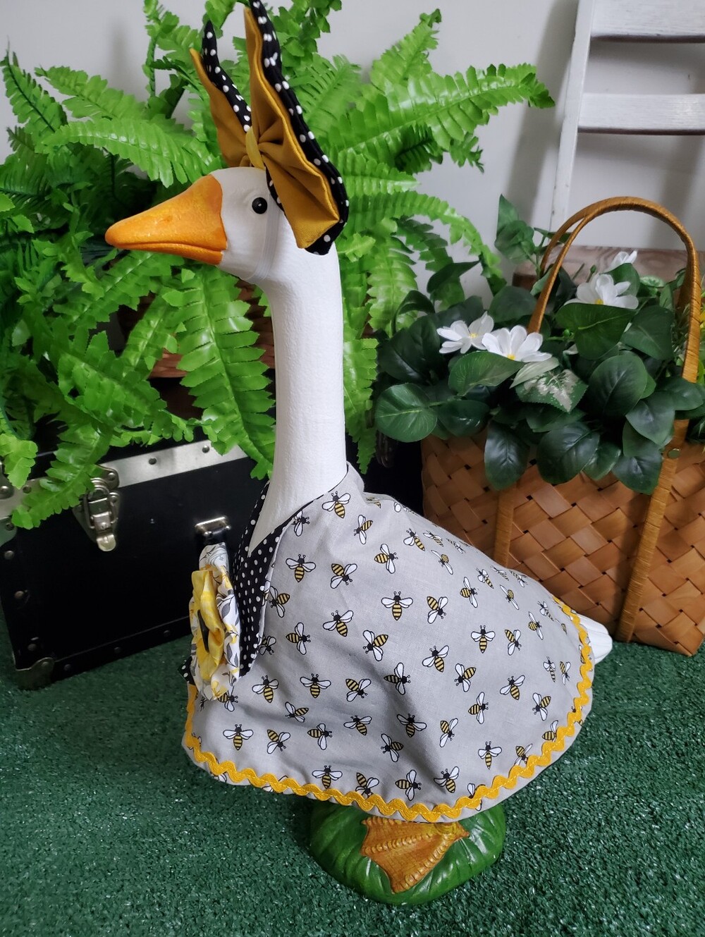 Porch Goose Outfit & Bow Set Bee Print - Picture 4 of 10